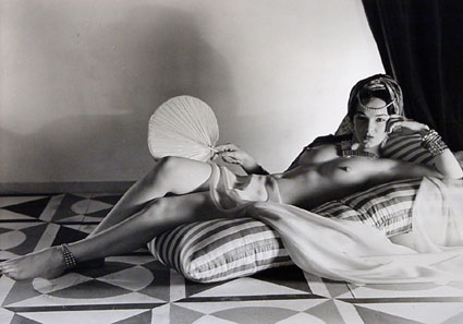 Atsirėmusi Odalisque - 1943